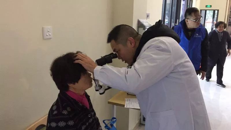 温州眼科医院志愿者为潘桥街道养老中心长者们