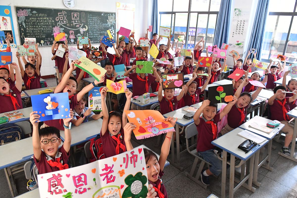 爱心支教社团举办 梦想的彩虹主题活动。鼓励大学生画出与小朋友们共同的梦想通过画画表达对未来的希望与追求并且把画面展示给小朋友们。这样的主题可以激发小朋友们的想象力与梦想并为他们提供一个积极向上的视觉体验。以此写一份活动策划案活动背景