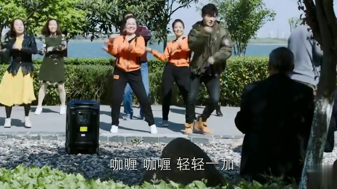 还记得《咖喱咖喱》这首歌吗?被跳成多种版本,郭京飞的笑死人