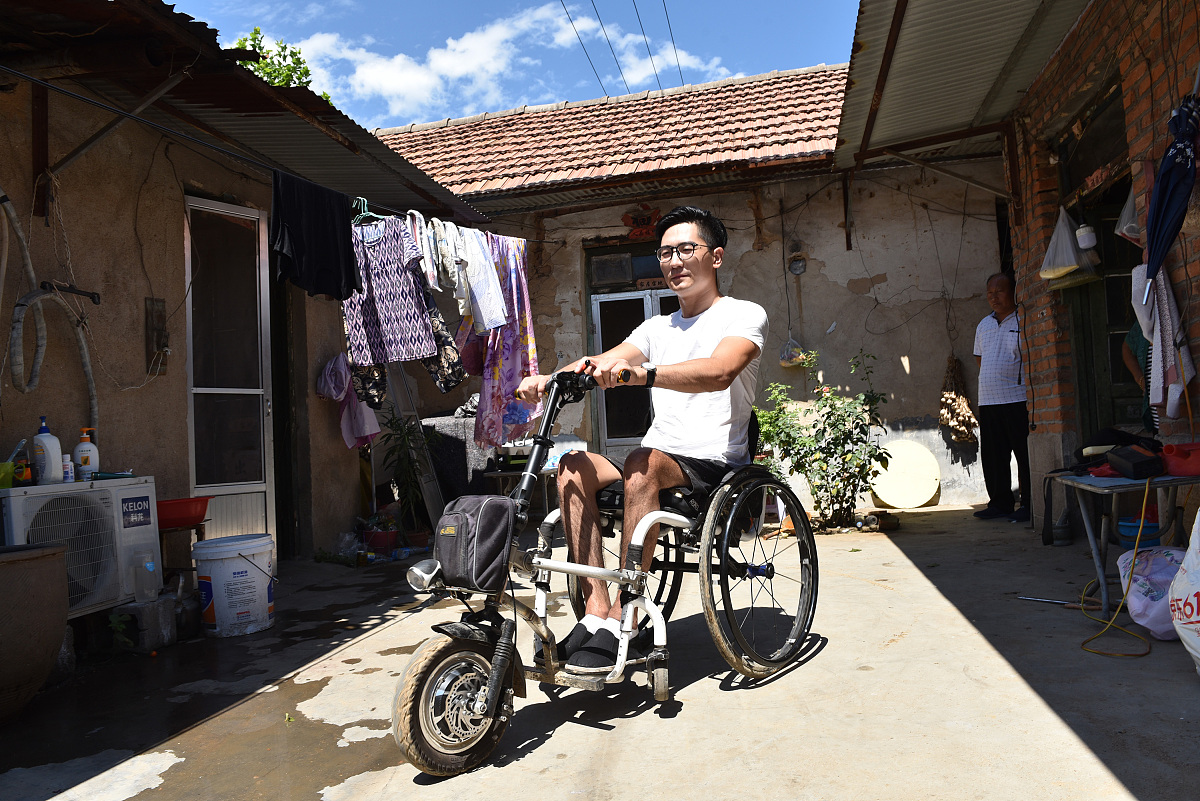 写一首表达快乐情绪的中文流行歌曲歌曲表达的主题为爱情歌词结构为verse1、verse2、Pre-Chorus1、chorus1、chorus2、verse3、verse4、chorus3、Bridge1、chorus4并确保chorus1、chorus2、chorus3、chorus4、verse5、Pre-Chorus2、chorus5、Bridge2、歌词不重复每段歌词结尾使用中文mengw