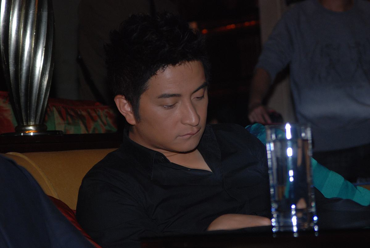2008年10月14日,上海,快乐男生吉杰出席某活动前,到酒店书吧静静一人