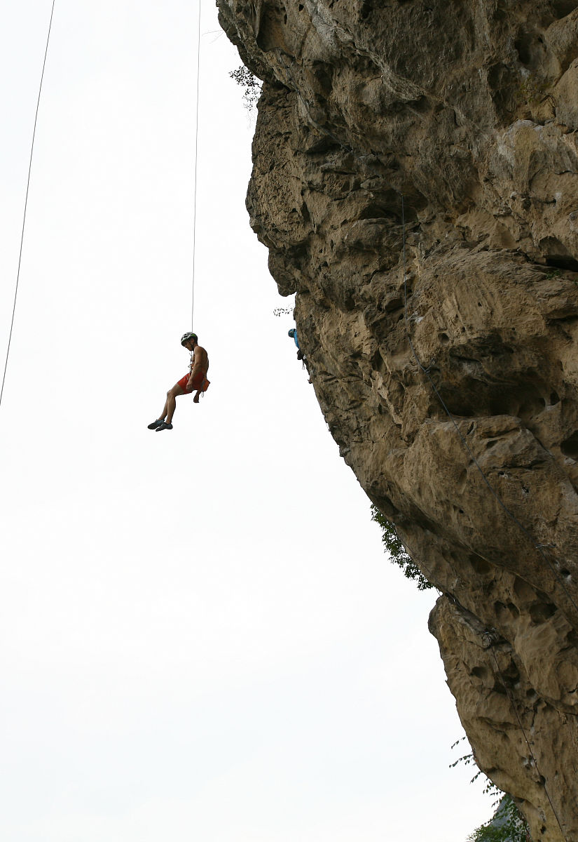 挑战高空：攀岩和蹦极探险的刺激与兴奋