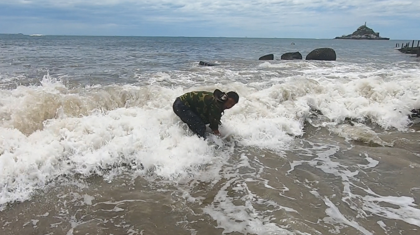 台风引起大浪将海货拍到岸边,阿阳冲进浪里捞出条大家伙,太开心