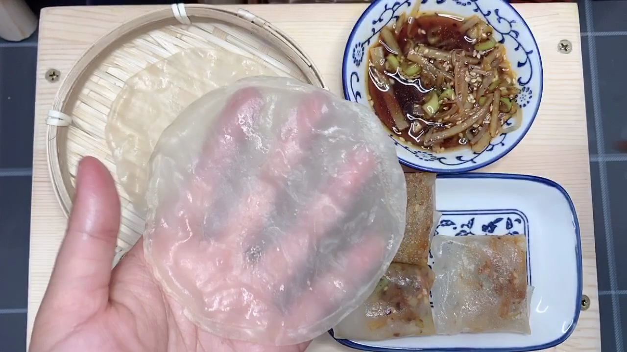 饺子皮还能这样做,一擀一煎包上蔬菜另一种美食花样完成。