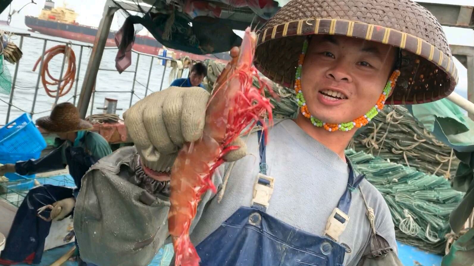 这只野生大狗虾,单只重量竟超过半斤,这兄弟兴奋地尖叫起来