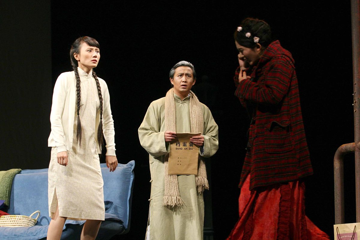 关于戏剧《暗恋桃花源》有哪两个值得分析的点例如叙事角度、间离手法等请具体从两点分析《暗恋桃花源》