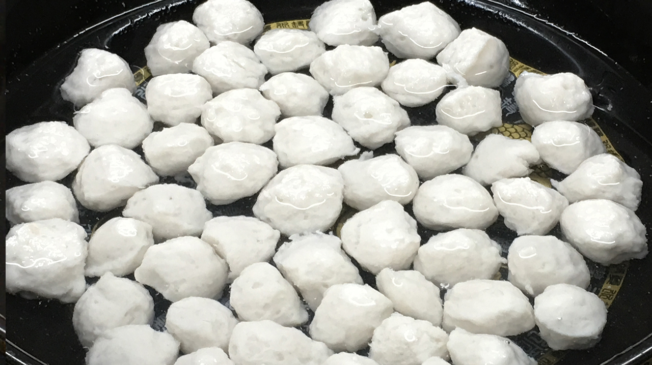 教你在家做纯手工鱼丸,鲜嫩爽滑,没有鱼刺,比外面卖的好吃多了