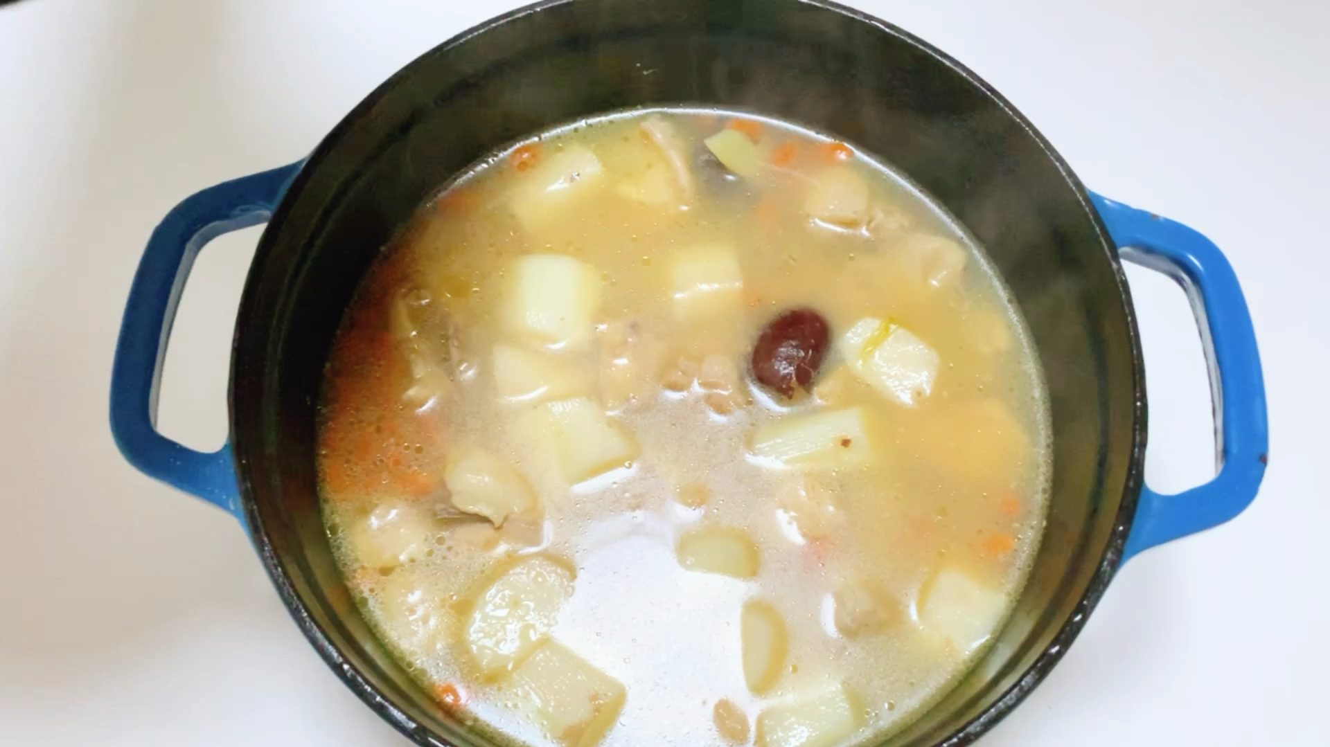 适合秋冬季的浓郁山药鸡汤!调料只需要一点盐,味道也可以很鲜!