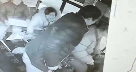 上海一醉酒男撒酒疯掐高中学业被一位高中生司机脖子蒙阴第等图片