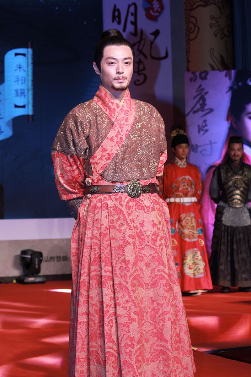 以看山村少年获得神秘光团后如何一步步走上巅峰为主题写一篇长篇小说