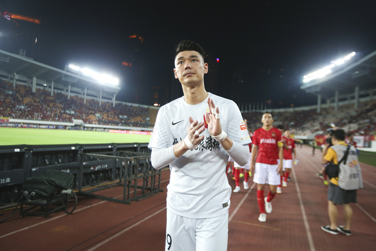 2018中超第14轮:广州恒大淘宝5-0重庆斯威 恒大球员赛后谢场