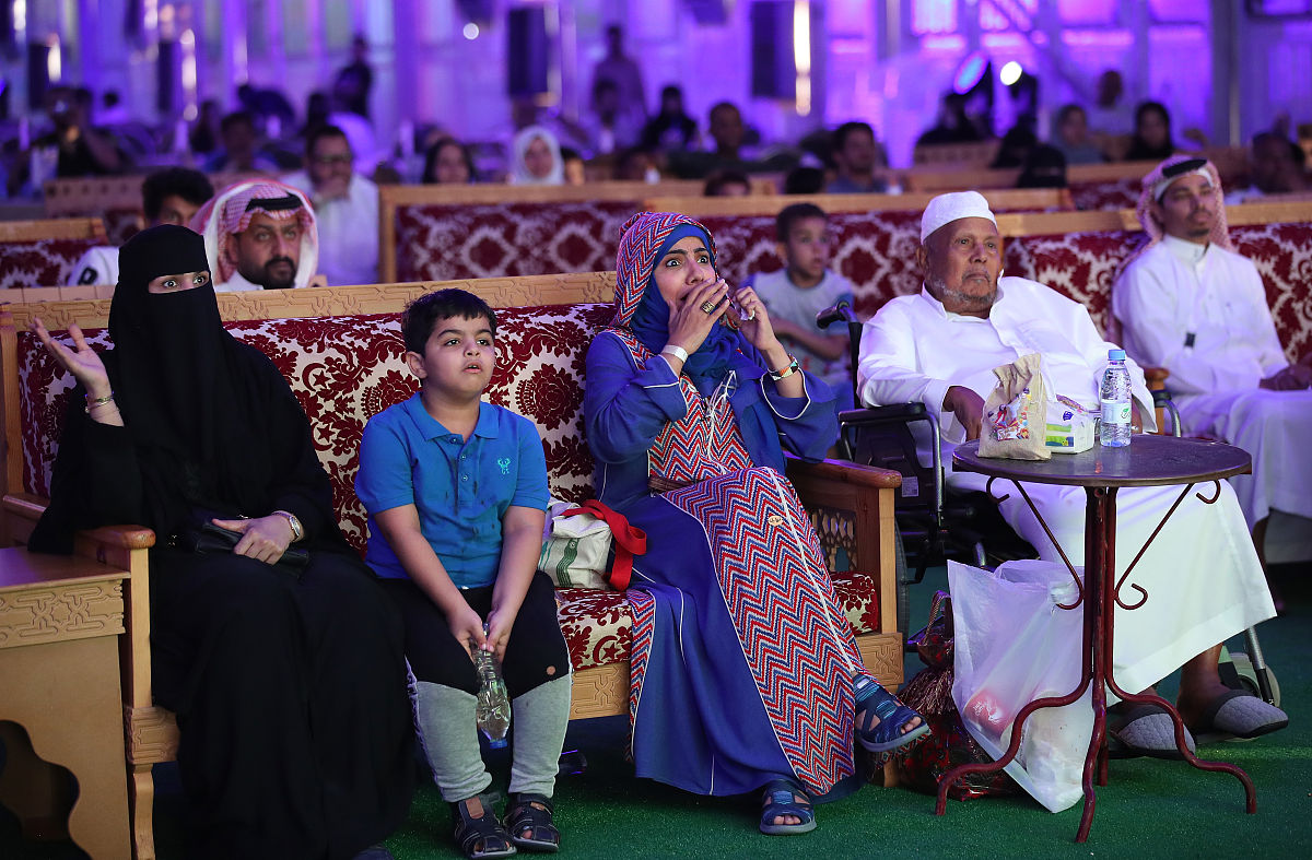 翻译The Khwarezm shahs were likewise raised on white felt until the nineteenth centuryand in the Kyrgyz oral epic Manas the Kyrgyz ancestral hero was also elected onawhite felt mat28