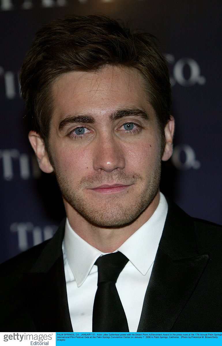 palm springs, ca - january 07:  actor jake gyllenhaal poses with