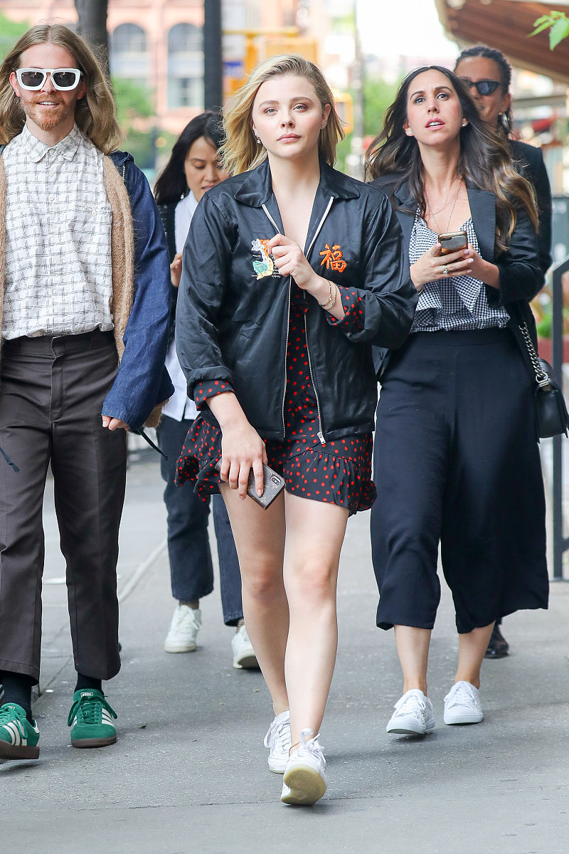 当地时间2018年6月7日,纽约,科洛·莫瑞兹(chloe grace moretz)现身街