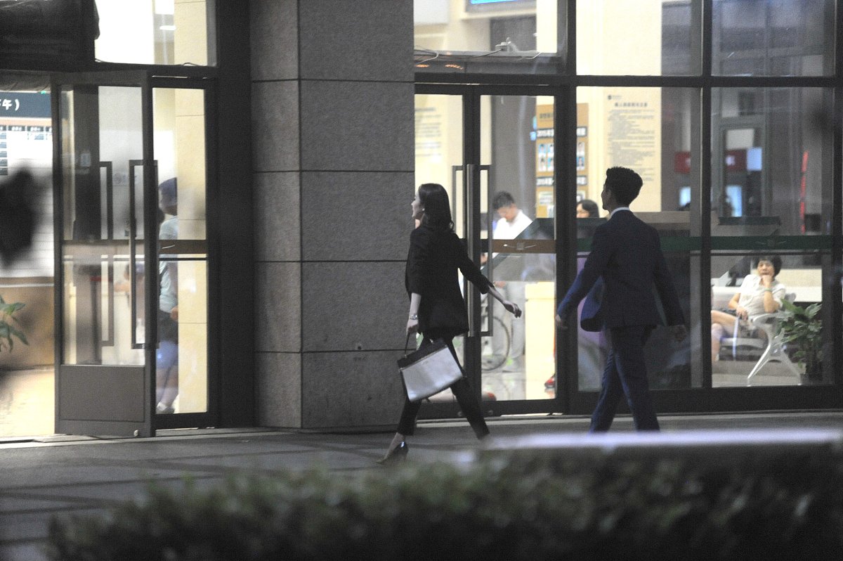 如何用中文表达 '作为丈夫，他很亲情'？