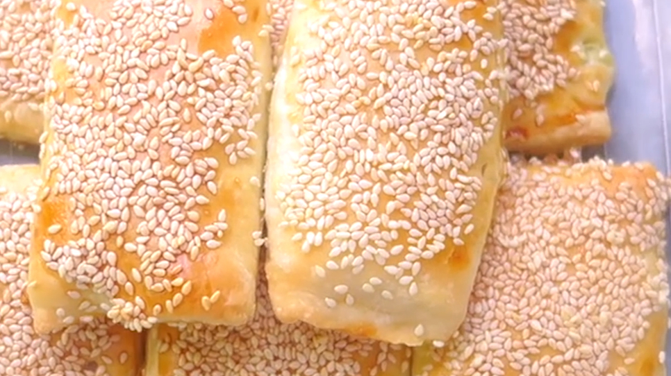 中国最受欢迎的3大烧饼,吃一口咸香酥脆,你都吃过几种呢?