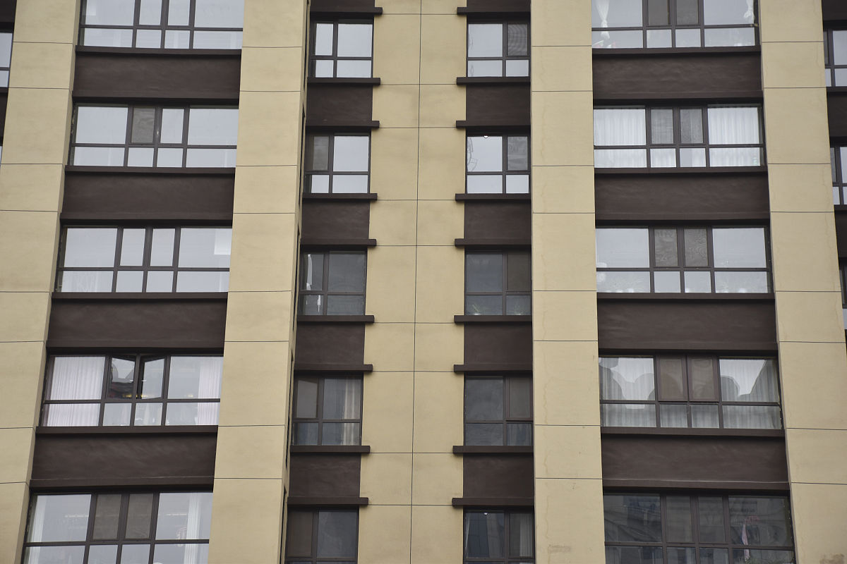 2018年2月20日,山东省潍坊市街头现"拉链大楼",夺人眼球,引市民吐槽.