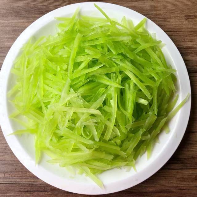 凉拌莴笋丝,清爽解腻促消化,好吃的停不下来图片
