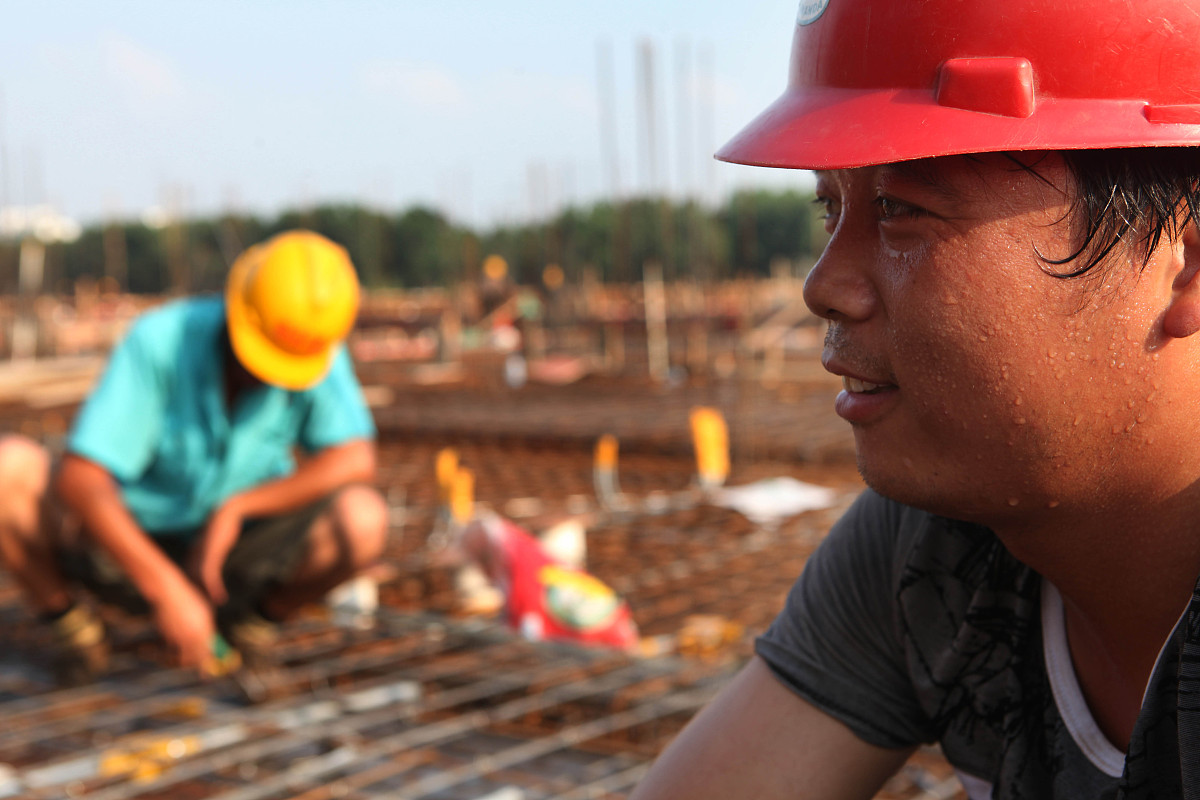 炎炎夏日，工地上的坚守：致敬辛勤付出的建设者们