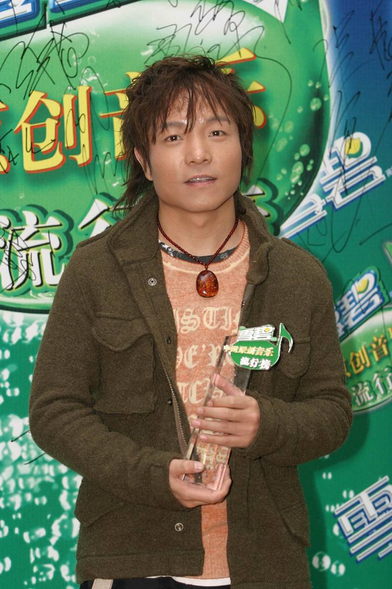 2006年1月14日,2005年度雪碧榜在上海大舞台举行,颁奖后台.许巍+++_++