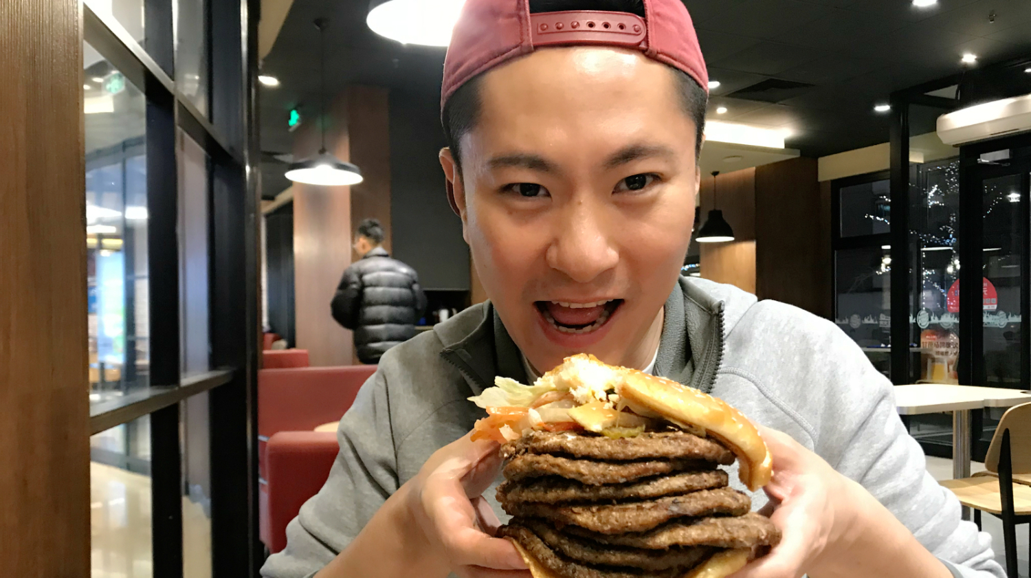 一个永远也吃不完的7层牛肉汉堡,60岁了还带8种配料!