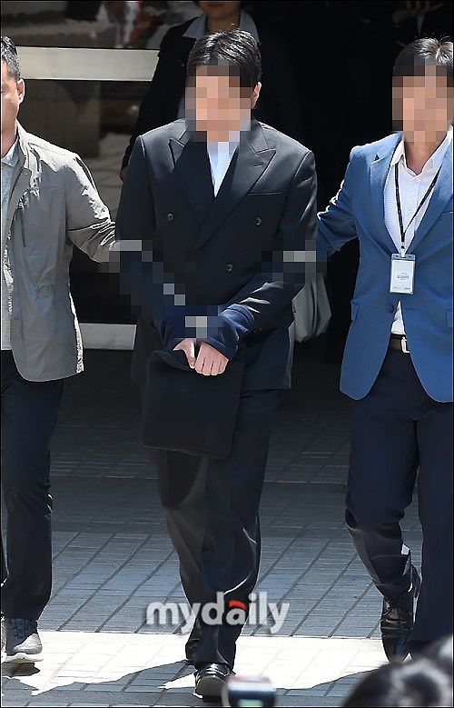 2019年5月9日,首尔,明星首尔中央地方法接受审问.同案犯许某