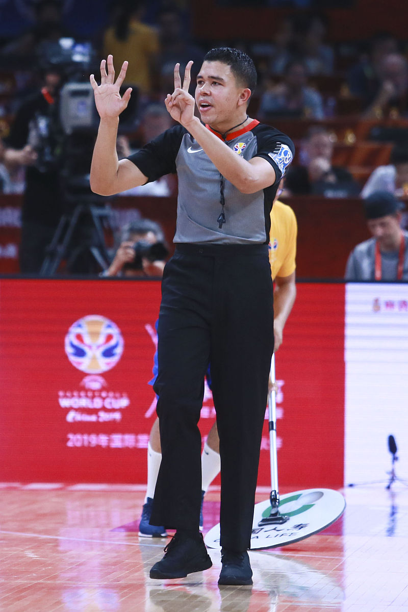 2019年9月7日,广东深圳,2019男篮世界杯小组赛次轮k组,巴西vs捷克.裁
