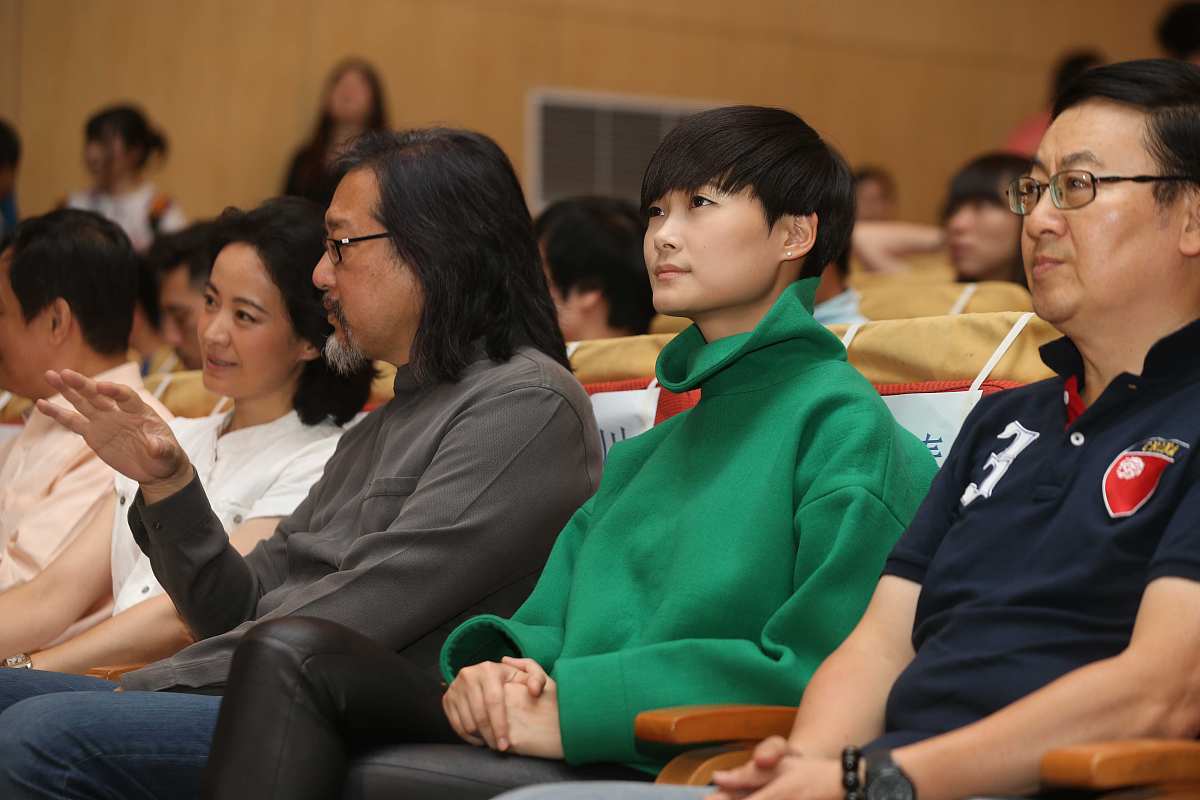 没有在一起过只是约定考上高中就在一起事有愿违跟他约定期间一直是我主动18年夏天初中毕业没有考上高中初二下学期表白一个男生没有同意但是他有些举动让我觉得他喜欢我我会发好长一段话给他有一次他我把他删了持续了半年在qq的验证码发信息给他可是他就是不理我初三下学期同意了好友没过多久又拉黑了我我只能在全民K歌给他发信息我就这样一直到毕业也没有在一起因为我之前我问是不是考上高中就可以在一起可是事有愿违报了三所