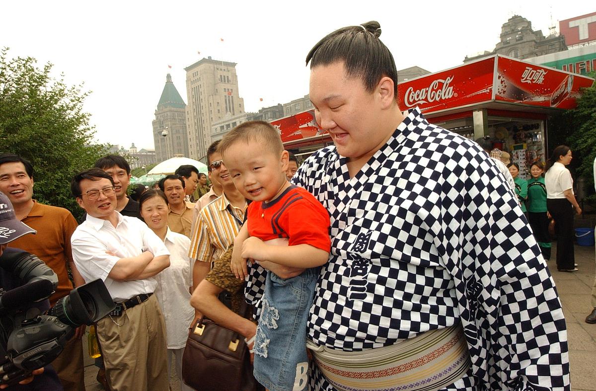 2004年6月8日,参加大相朴中国公演的日本大相扑们兴致勃勃的在上海游