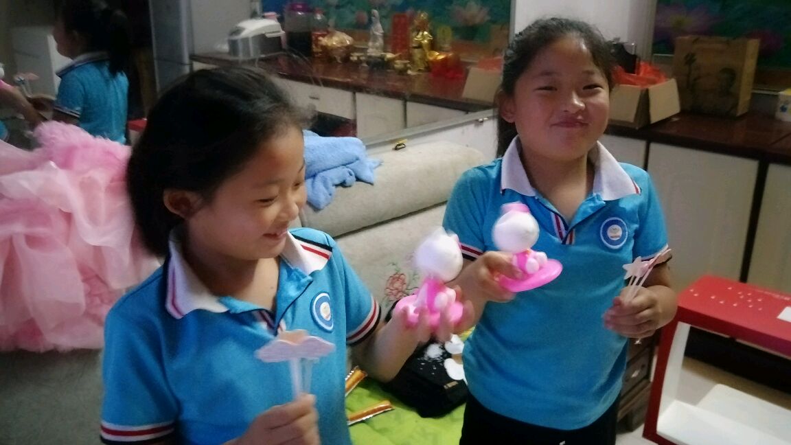 英英家的双胞胎生日,英英和朋友订了三个蛋糕,看看是为什么