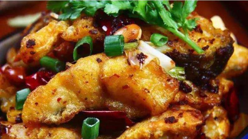 10块钱做极具湘味特色的翡翠鱼,只麻不辣,青椒香气扑鼻