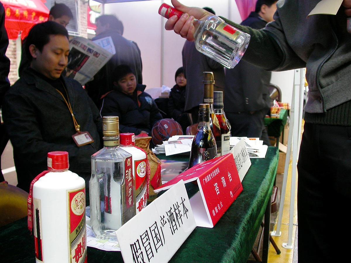 帮我写一份酱香酒国内市场的五十个采访话题包含回答回答字数不能低于100字