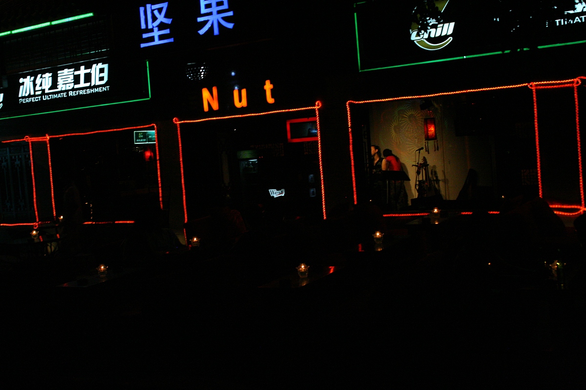 酒吧经理安卓版是一款有着丰富酒吧经营技巧的小游戏你要选择一个合适的地点来开设酒吧并开始装修和布置你的酒吧这个酒吧将是你的舞台你可以用各种装饰让你的顾客感到舒适和欢迎你需要雇佣专业的员工来帮你运营酒吧包括调酒师、服务员和保安。你要对他们进行培训并确保他们的工作效率和质量。续写这段话