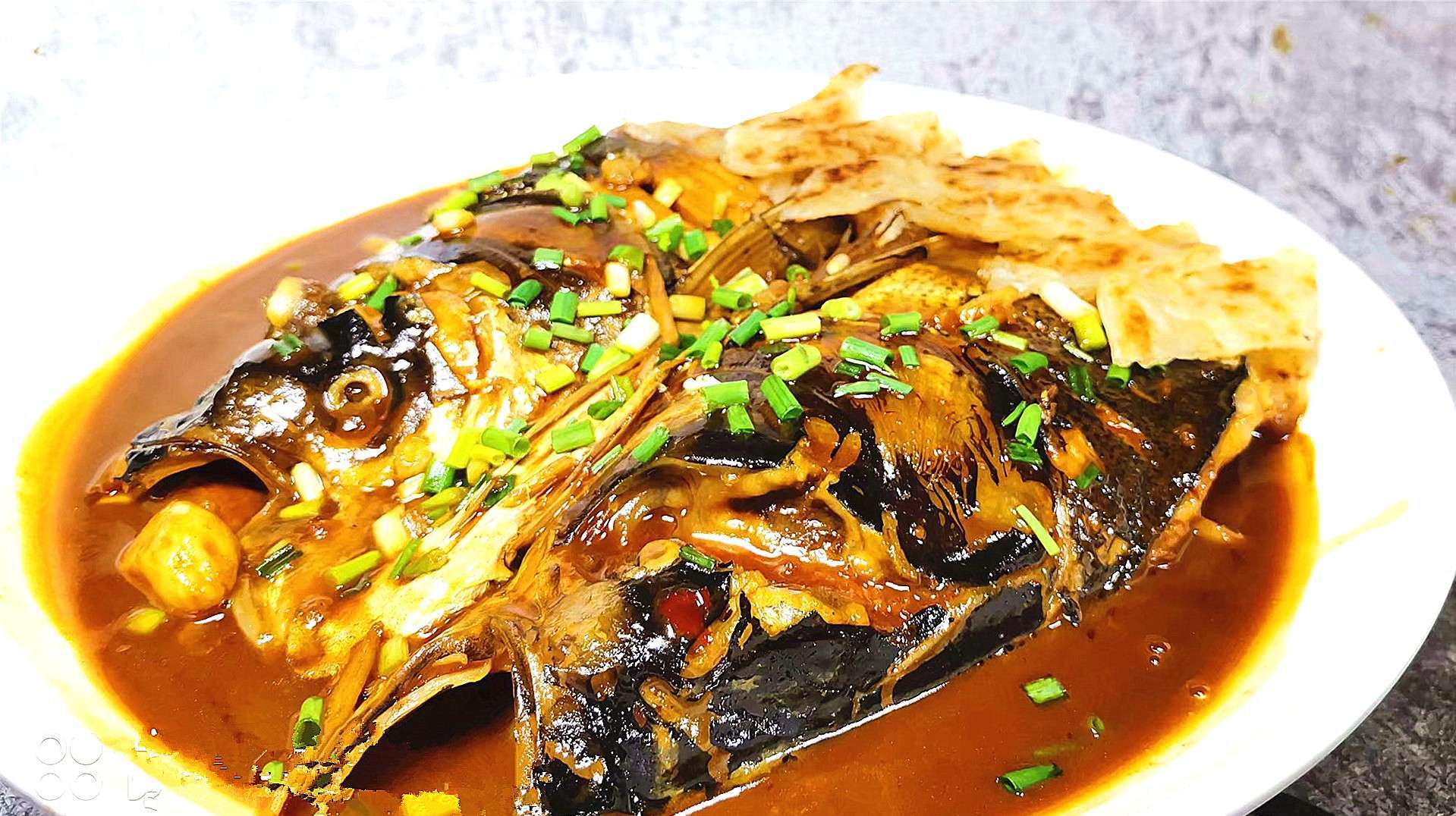 大厨教你一道“鱼头泡饼”,下锅前多做这两步,鱼头冷了吃也不腥