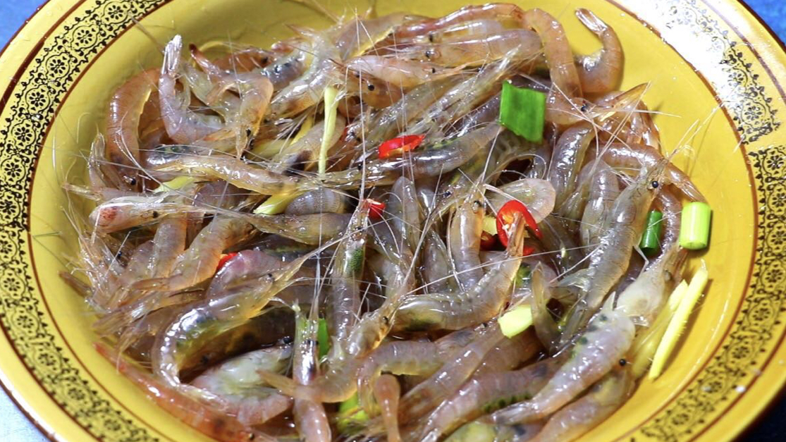 凉拌小河虾,筷子一搅,鲜香滑嫩,营养又美味,喝2两小酒真过瘾