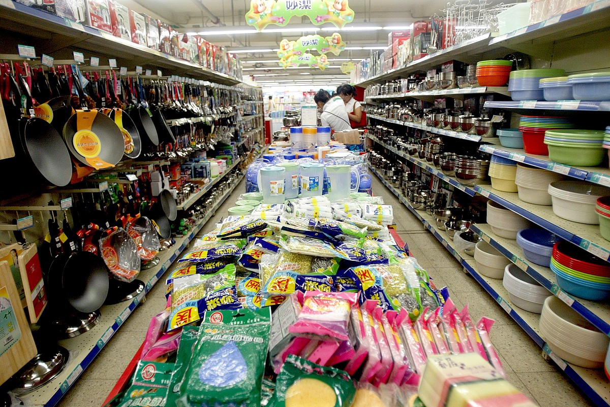 ***_***2009年7月9日,沈阳一超市内琳琅满目的日用品均打上了优惠降价