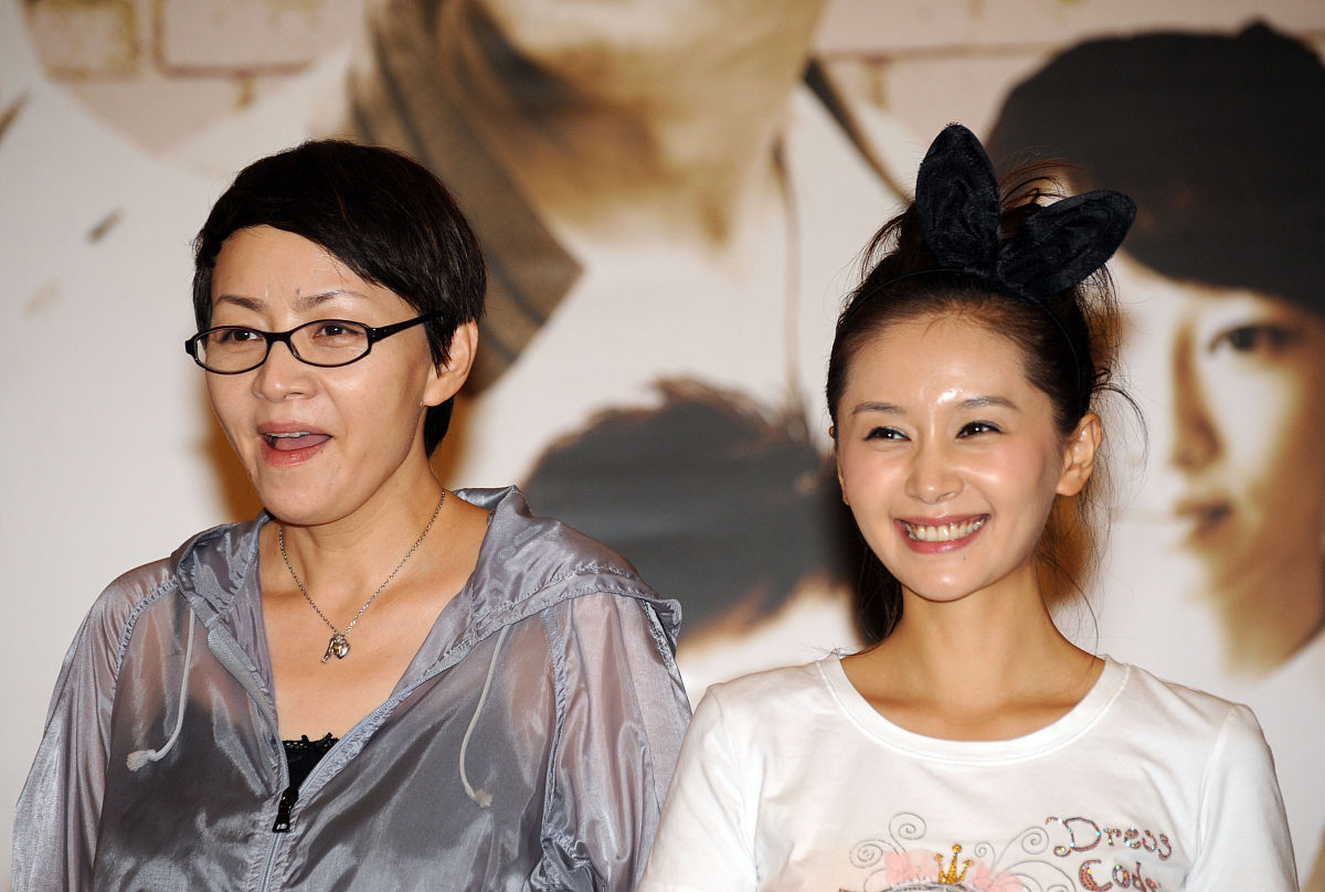 2010年8月9日,北京,电视剧《家,n次方》举行发布会.宋丹丹  王子文+++