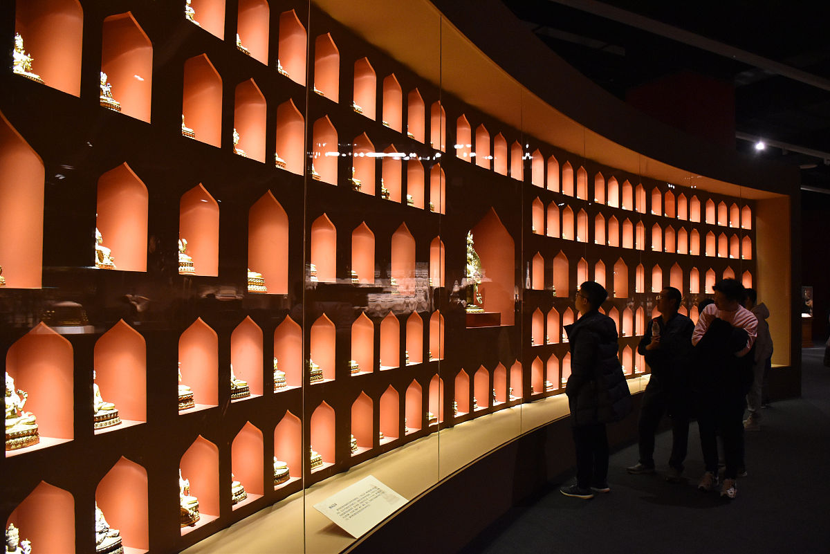 江南何处不微醺 黄酒一酒种有至少2500年历史最早可追溯至春秋时期。而绍兴酒在中国几乎是黄酒的代名词。黄酒原本是用于国家祭祀的贡品以感谢上苍赐予一年的丰收祈铸来年风调兩顺。到了清末黄酒成为风靡全国的饮品。 今天让我们一起探访国内第一家专业性的以黄酒文化和产业文化为主题的博物馆——中国黄酒博物馆。坐落于绍兴古老的光相桥边环城河畔中国黄酒博物馆是集文化、历史、旅游、购物于一体的中国最大的黄酒博物馆。在