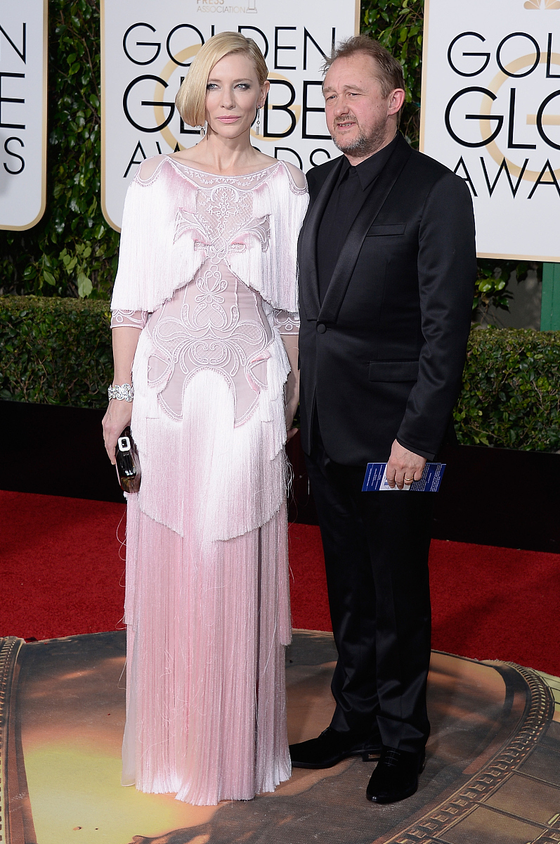 SQL 删除上映时间小于 2010-01-01 且演员为苏晓的电影上映信息