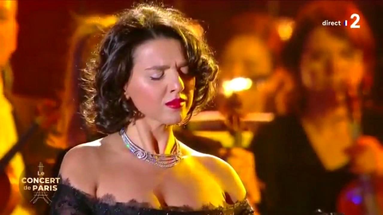 [图]Khatia Buniatishvili钢琴演奏莫扎特的《第23号钢琴协奏曲》