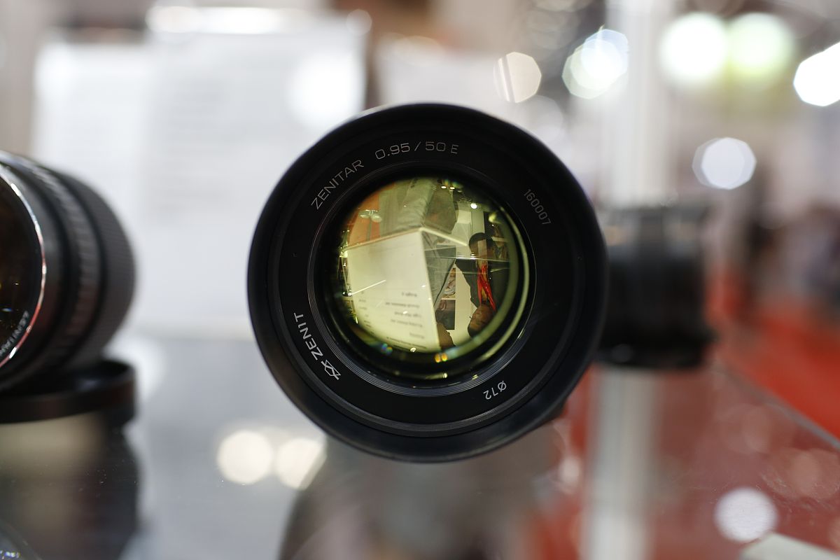 适马 15-30mm f/3.5-4.5 遮光罩尺寸和类型