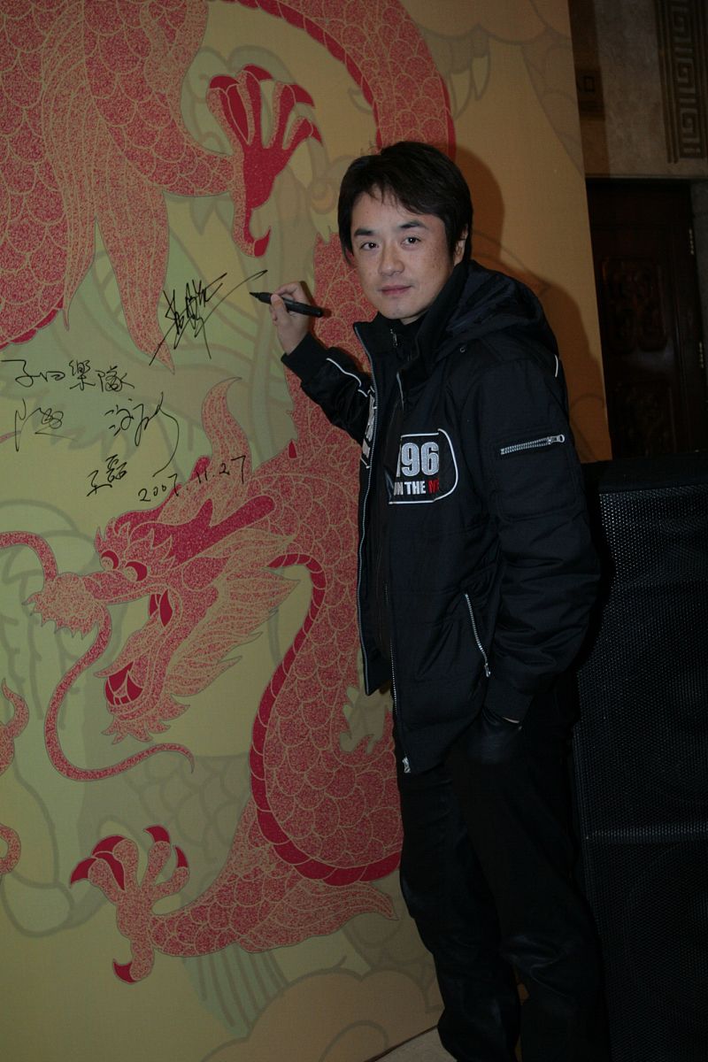 2007年 11月 27日 , 北京 , 古装 搞笑 音乐剧 《 奉旨 越狱 》 在 天