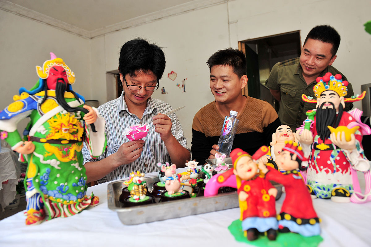 2013年9月6日,湖北宜昌市夷陵区厨师艾民(左)在制作面塑作品"玫瑰花".