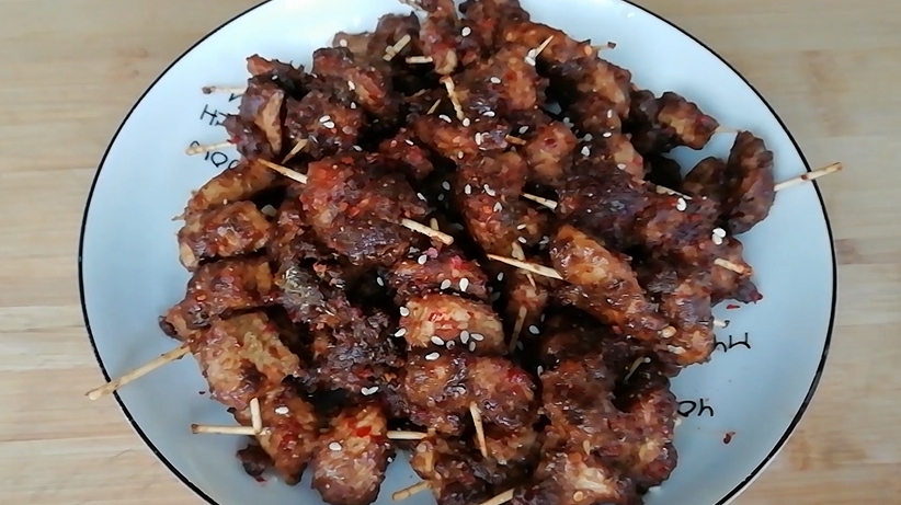 手把手教会你牙签肉的做法,鲜嫩解馋、好吃不腻,自己做最放心