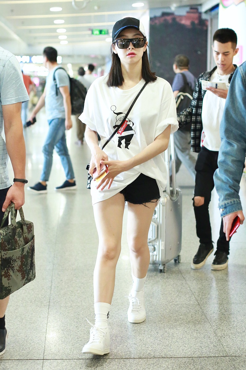 御姐九尾狐角色设计：高冷，白色毛发 - 3个设计方案