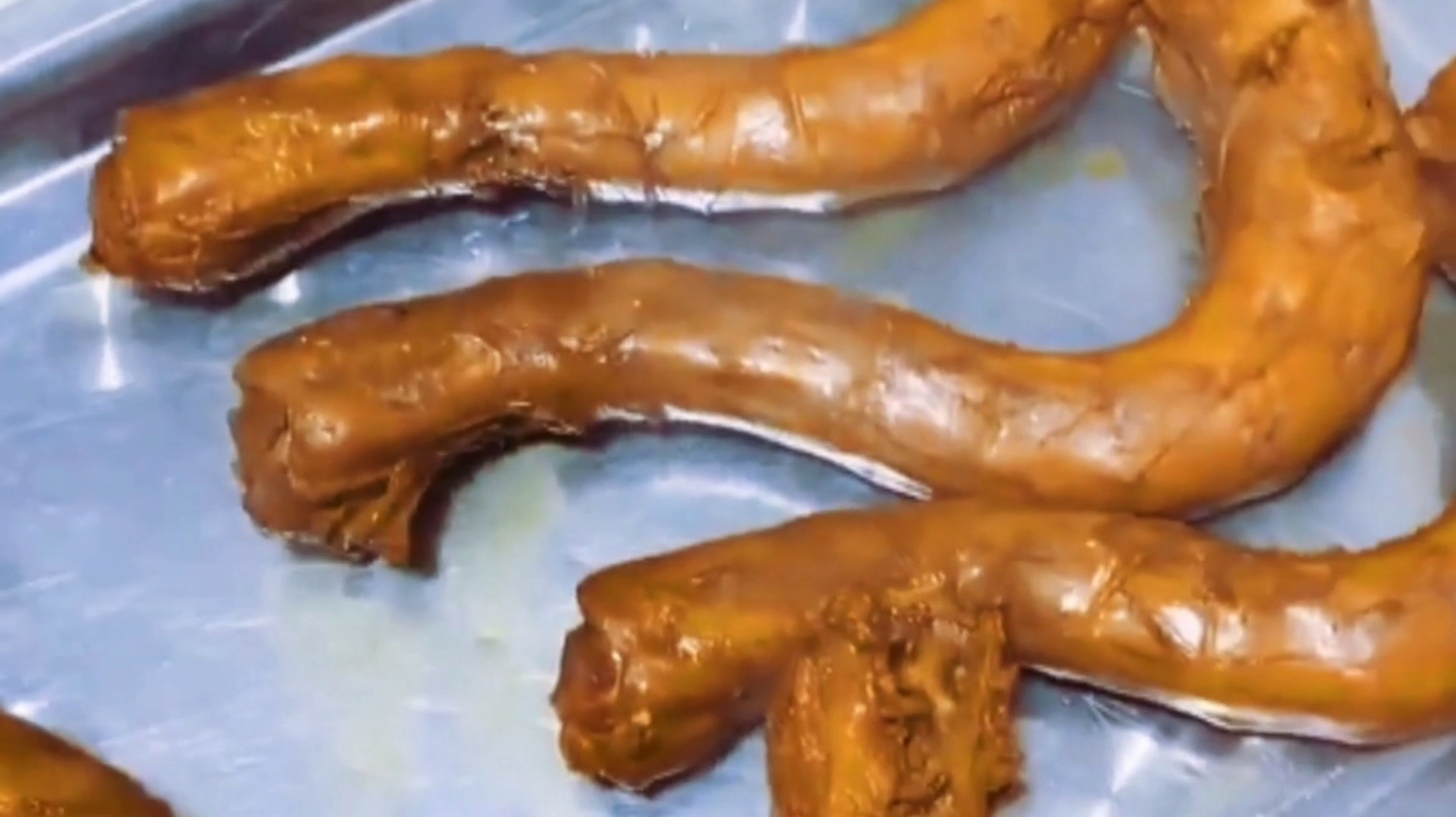 美食推荐之家常卤鸭脖,自己在家也能制作美味卤鸭脖,营养又卫生