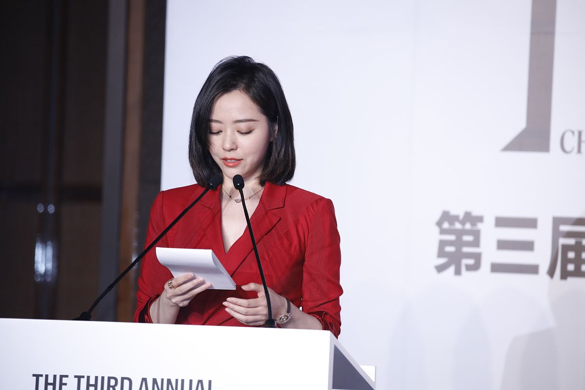 你现在是一个类似鲁迅的作家有着专业的文学素养以及写作功底请用500字夸一下我的朋友曹雪妍女27岁中国银行上班有着远大的理想很漂亮171cm高。