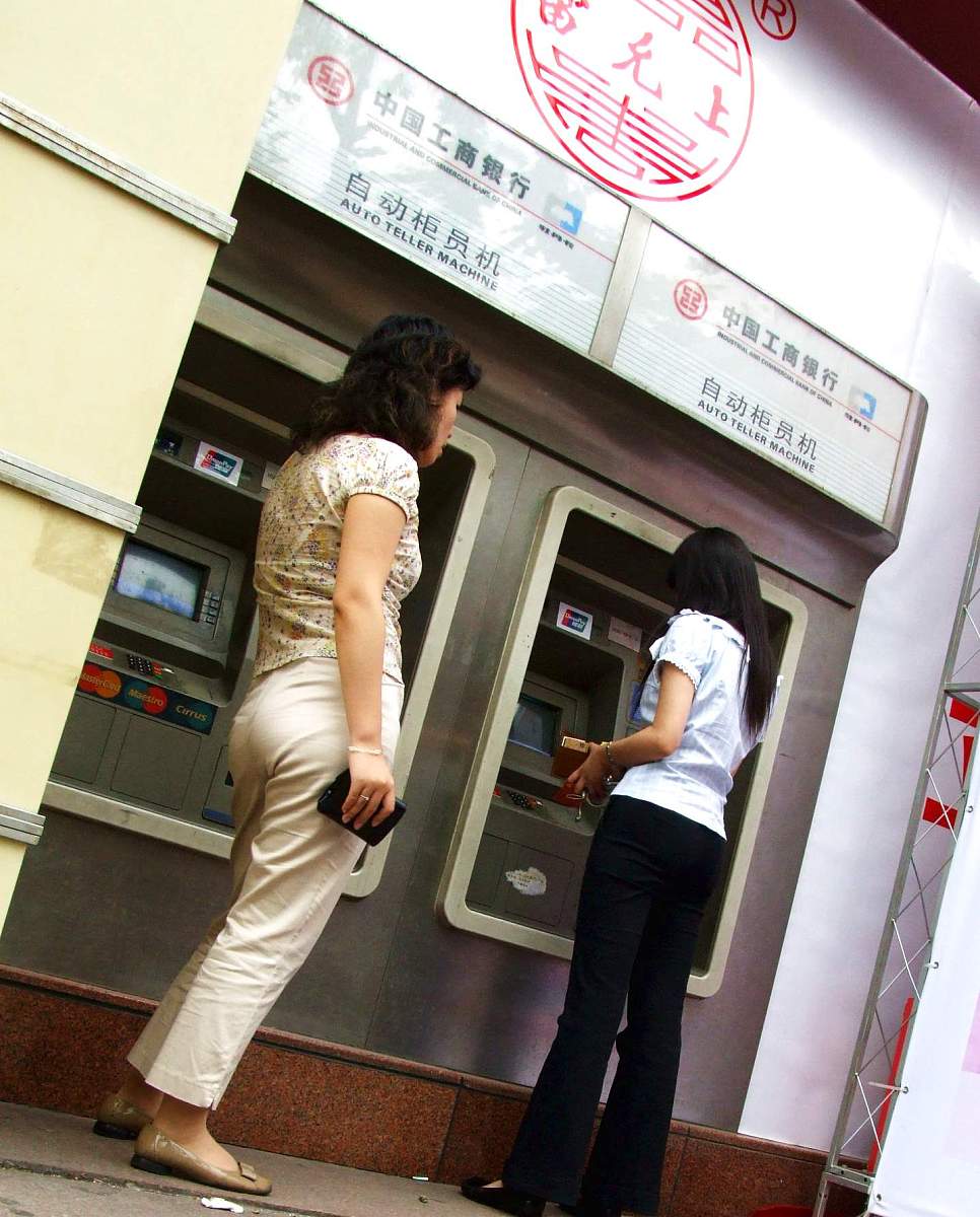2006年6月23日,上海,储户正在工商银行的atm机上查询.+++_+++工商银行