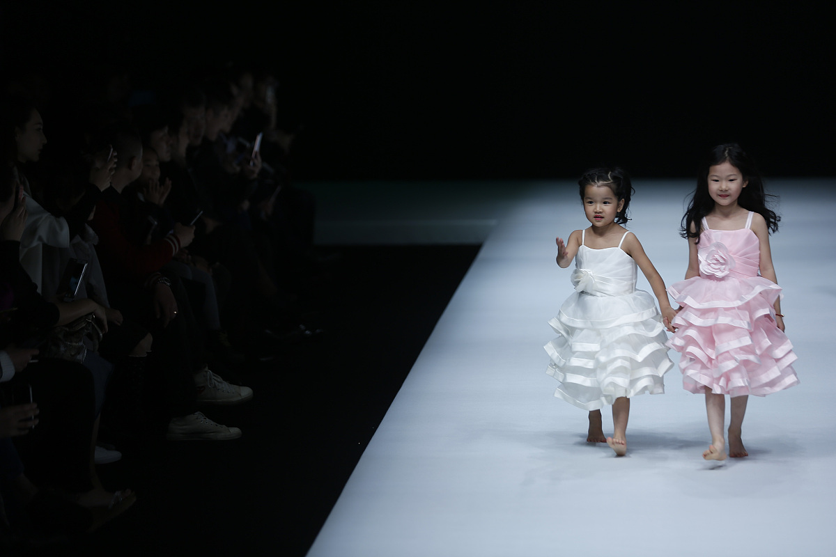 时尚童装推荐：白色蕾丝娃娃领、简约清新白T恤、黑色娃娃领搭配浅黄色上衣