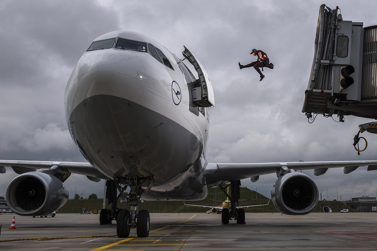 云游天下仅仅凭借一壶酒一把剑翻译英语